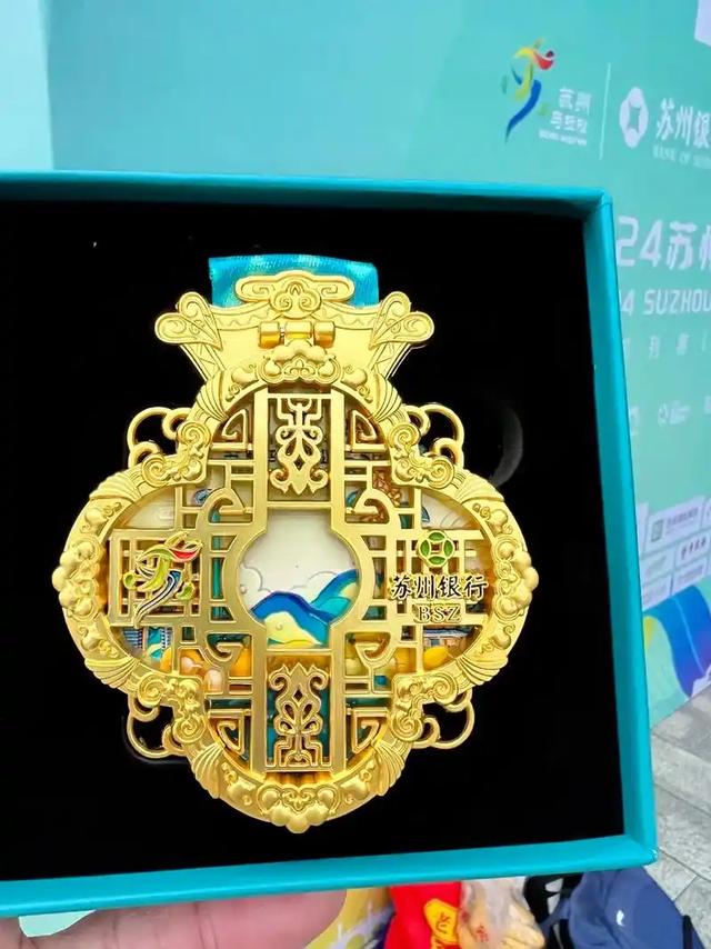 包含希腊马拉松选手坚持不懈,勇夺铜牌的词条