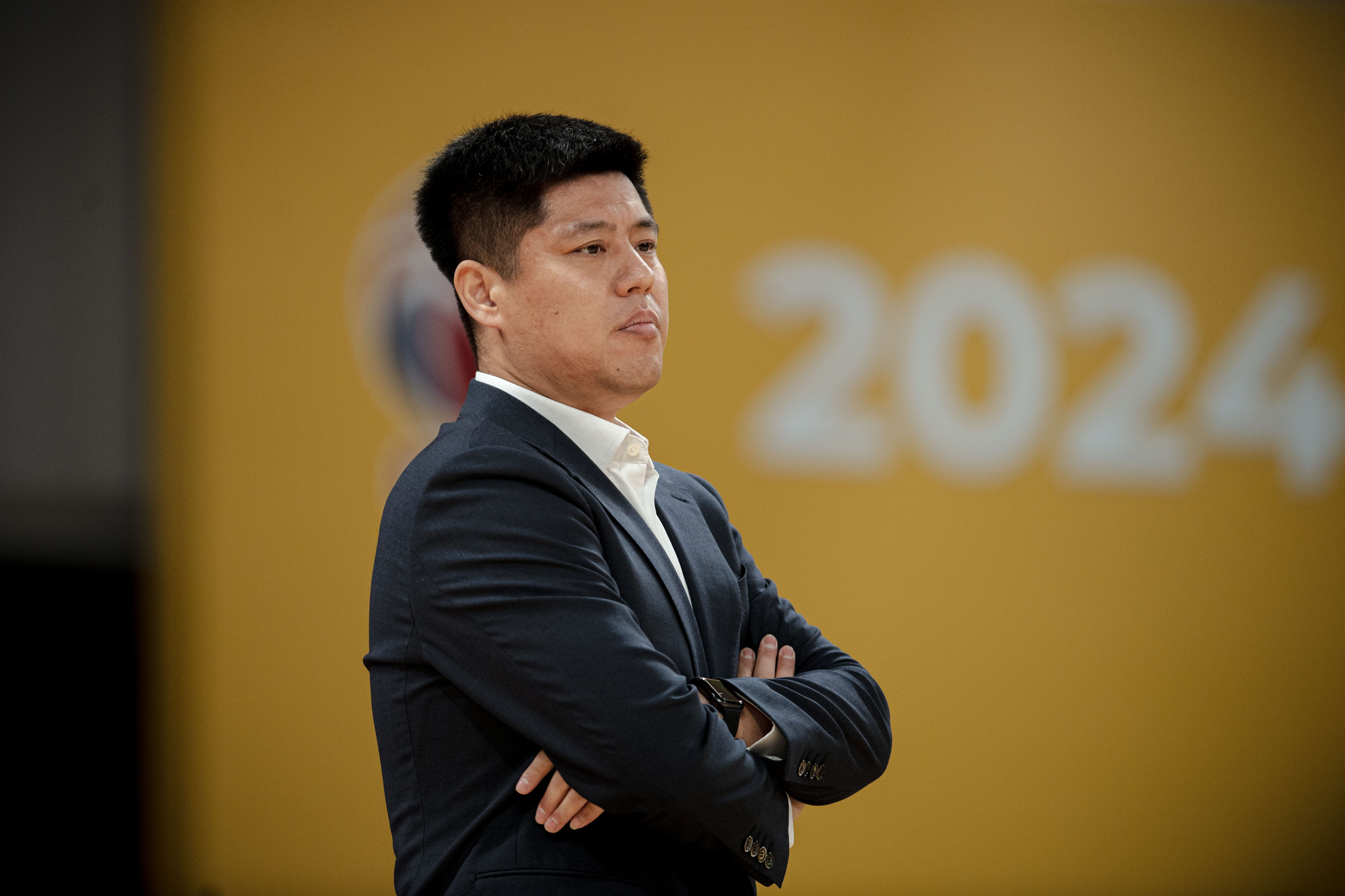 比赛中球员拼尽全力,奋力拼搏争取胜利