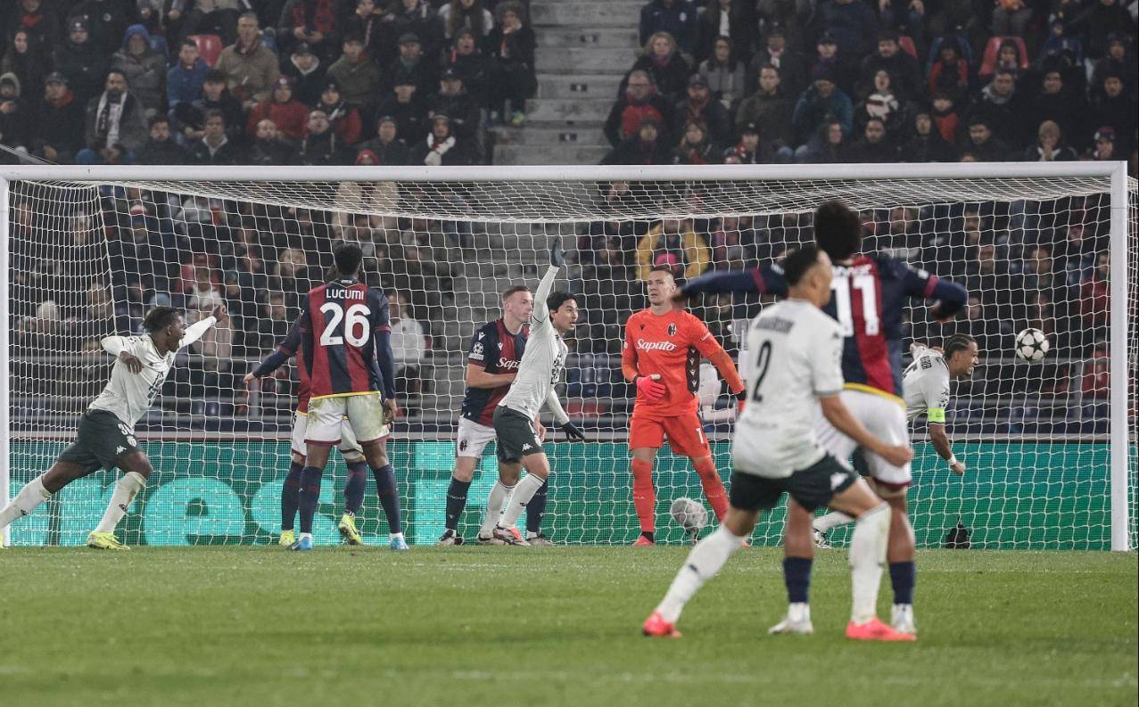 博洛尼亚后卫诱使对方角球球员传球失误的简单介绍