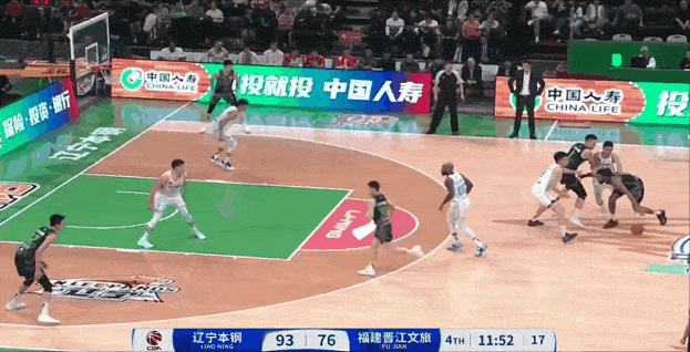 球员命中三分球,进攻端稳定流畅达胜利的简单介绍